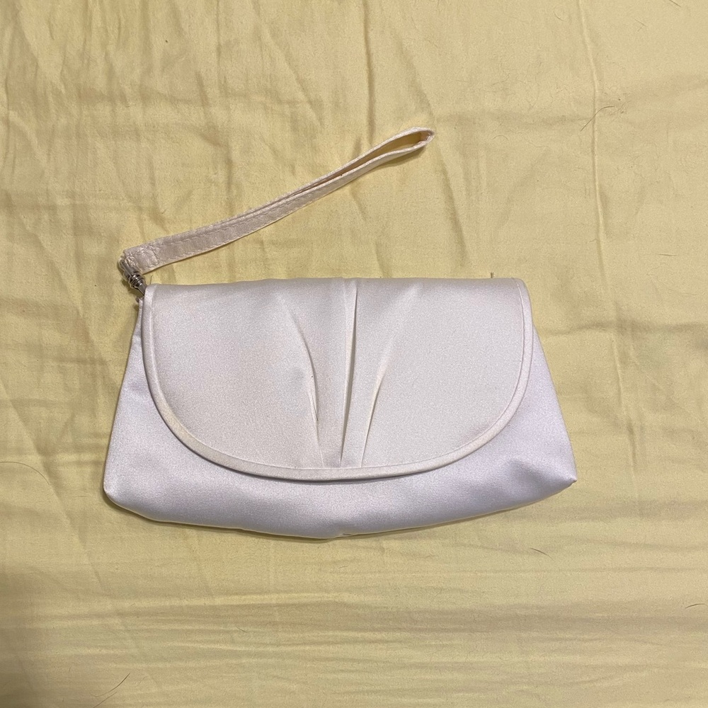 Small white wristlet or shoulder bag